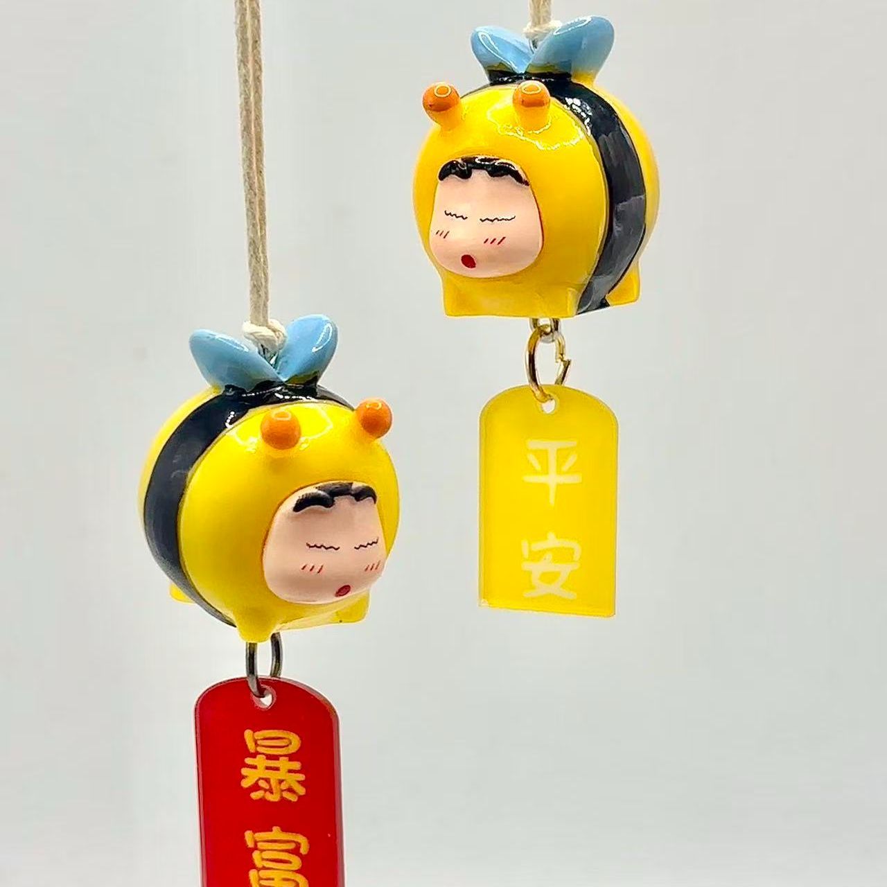 Decorative Mirror - Crayon Shin-chan Arı Kostümü Figürü Araba